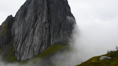 Norveç 'in sisli arazisinden yükselen görkemli kaya oluşumu. - Evet. Yüksek kaliteli FullHD görüntüler