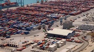 Barselona, İspanya - 9 Nisan 2024: Renkli konteynırlarla dolu nakliye limanının havadan görünüşü. Yüksek kalite 4k görüntü