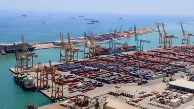 Barselona, İspanya - 9 Nisan 2024: Turnalarla dolu Barselona limanında nakliye konteynerleri düzenlendi. Yüksek kalite 4k görüntü