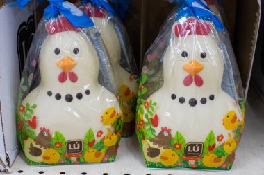 La Zenia, İspanya - 28 Mart 2024: Alcampo 'da Paskalya bayramında canlı renklerde paketlenmiş tavuk şeklinde çikolata. Yüksek kalite fotoğraf