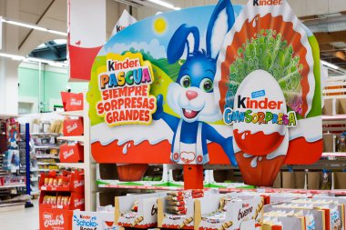 La Zenia, İspanya - 28 Mart 2024: Çikolata ikramlı Paskalya Tavşanı sergisi. Yüksek kalite fotoğraf