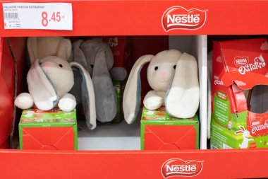 La Zenia, İspanya - 28 Mart 2024: Lüks tavşanlar Alcampo 'daki canlı Nestle vitrininde Paskalya neşesi sergiliyorlar. Yüksek kalite fotoğraf
