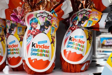 La Zenia, İspanya - 28 Mart 2024: Alcampo mağazasındaki renkli ambalajlarda sergilenen Büyük Kinder Çikolatalı Yumurtalar. Yüksek kalite fotoğraf
