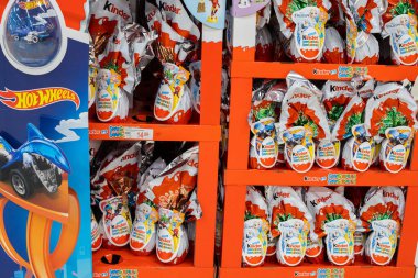 La Zenia, İspanya - 28 Mart 2024: Paskalya tatillerinde Alcampo 'daki Perakende Alanı' nda renkli Kinder Yumurtaları Sergisi. Yüksek kalite fotoğraf