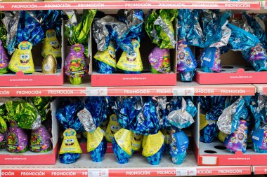 La Zenia, İspanya - 28 Mart 2024 Alcampo mağazasında renkli Paskalya Yumurtaları. Yüksek kalite fotoğraf