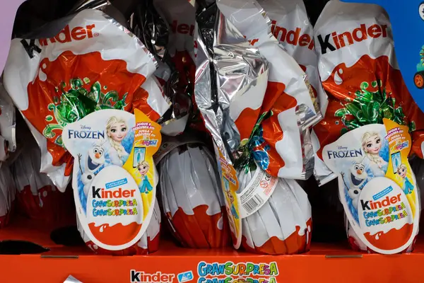 La Zenia, İspanya - 28 Mart 2024: Paskalya tatillerinde İspanya 'daki Alcampo mağazasında dondurulmuş karakterlerin sergilendiği Kinder çikolatalı yumurtalar. Yüksek kalite fotoğraf