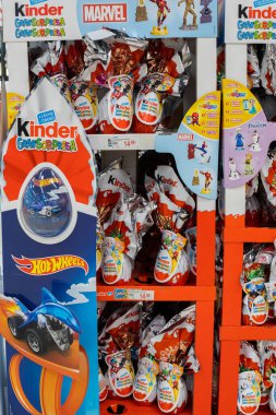 La Zenia, İspanya - 28 Mart 2024: Paskalya bayramları için Alcampo mağazasında renkli Kinder Sürpriz Yumurta Gösterimi. Yüksek kalite fotoğraf