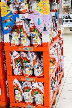 La Zenia, İspanya - 28 Mart 2024: Renkli Çocuk Sürprizi Paskalya Yumurtaları Mağazada sergileniyor. Yüksek kalite fotoğraf