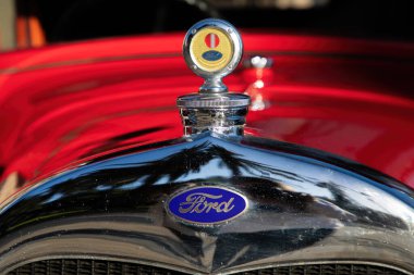 Cartagena, İspanya - 3 Nisan 2024: Kırmızı klasik araç üzerindeki klasik Ford araba kaputu ve logosu. Yüksek kalite fotoğraf