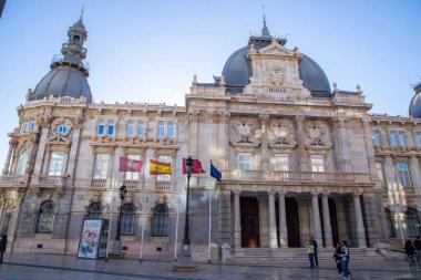 Cartagena, İspanya - 3 Nisan 2024: Kartagena, İspanya 'da bayraklı görkemli neo-barok binası. Yüksek kalite fotoğraf
