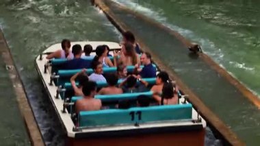 PORTAVENTURA World, SALOU, SALOU, SPAIN - 11 Haziran 2023: Heyecan verici su yolculuğu macerası: grup lunaparkta akıntıya doğru yol alıyor. Yüksek kaliteli FullHD görüntüler