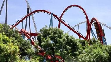 PORTAVENTURA DÜNYA, SALOU, SPAIN - 11 Haziran 2023: Açık mavi gökyüzü altında heyecan verici hız ve heyecan dolu hız treni yolculuğu. Yüksek kaliteli FullHD görüntüler