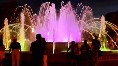 Salou, İspanya - 29 Nisan 2025: Göz kamaştırıcı renkli su gösterileriyle canlı bir gece çeşmesi gösterisi. Yüksek kaliteli FullHD görüntüler