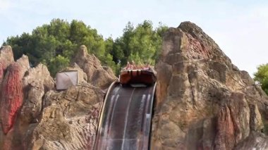 PORTAVENTURA WORLD, SALOU, SPAIN - 11 Haziran 2023: Heyecan verici şelale gezisi: Maceralı dalış ve iniş deneyimi Yüksek kaliteli FullHD görüntüler