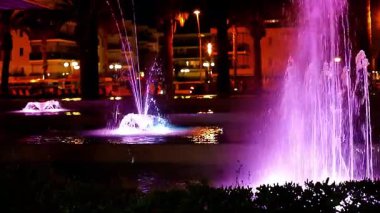 Salou, İspanya - 29 Nisan 2025: Dinamik ışık değişimiyle şehri aydınlatan canlı renkli çeşme. Yüksek kaliteli FullHD görüntüler
