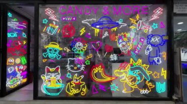 Şekerci dükkanındaki neon renkli sanat tabelalarında oyuncu karakterler var. Yüksek kaliteli FullHD görüntüler