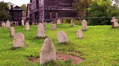 Tarihi mezarlıkta ahşap gotik mimarisi olan yıpranmış mezar taşları. Yüksek kalite 4k görüntü