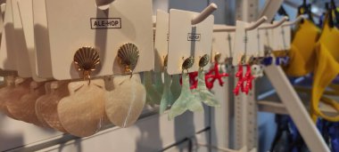 Benidorm, İspanya - 31 Mayıs 2025: AleHop shop. Moda butiği çeşitli renkli küpeler sergiliyor, eşsiz tasarımlar ve malzemeler sergiliyor, modaya uygun bireyler için mükemmel.