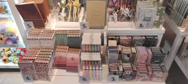 Benidorm, İspanya - 31 Mayıs 2025: AleHop shop. Perakende ortamda sergilenen raflarda sergilenen not defterleri, kalemler ve dekoratif aksesuarlar da dahil olmak üzere kırtasiye malzemelerinin canlı çeşitliliği