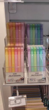 Benidorm, İspanya - 31 Mayıs 2025: AleHop shop. Canlı çift uçlu fosforlu fosforlu kalemler, bir kırtasiye dükkanında pastel renkler sergiliyor, yaratıcı projeler için mükemmel.