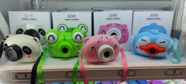 Benidorm, İspanya - 31 Mayıs 2025: AleHop shop. Panda, kurbağa, domuz ve ördek tasarımlarının yer aldığı eğlenceli balon kameralar, neşeli anları ve yaratıcılığı yakalamak için ideal bir rafta sergileniyor.