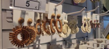 Benidorm, İspanya - 31 Mayıs 2025: AleHop shop. Benzersiz el yapımı küpeler, bir butikte sergi rafında güzelce düzenlenmiştir. Karmaşık tasarımlarını ve moda için doğal dokularını ön plana çıkarırlar.