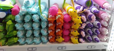 Benidorm, İspanya - 31 Mayıs 2025: AleHop shop. Canlı hayvan şekilli sıkma şişe çeşitleri çeşitli renkler bir perakende rafta düzenlenmiş, oyuncu tasarımlar ve çekici dokular sergileniyor