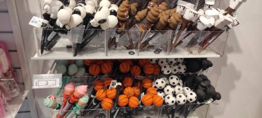 Benidorm, İspanya - 31 Mayıs 2025: AleHop shop. Bir mağazada sergilenen eşsiz kalemlerin canlı koleksiyonu, spor topları, dondurma ve eğlence için oyuncu karakterler gibi çeşitli tasarımlar sergiliyor.