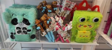 Benidorm, İspanya - 31 Mayıs 2025: AleHop shop. Bir panda defteri ve renkli hayvan kalemlerinin yer aldığı lüks kırtasiye ürünleri bir rafta düzenlenir, eğlenceli bir alışveriş atmosferi sergilenir.