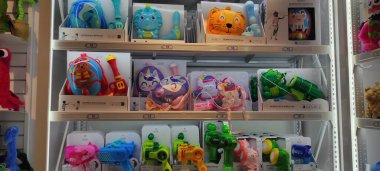 Benidorm, İspanya - 31 Mayıs 2025: AleHop shop. Raflara dizilmiş canlı çocuk oyuncakları, gösterişli peluş hayvanlar ve renkli tasarımlar, yaratıcılık ve eğlence için mükemmel.