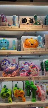 Benidorm, İspanya - 31 Mayıs 2025: AleHop shop. Bir perakende mağazasında raflarda sergilenen renkli çocuk oyuncakları, eğlenceli tasarımlar ve çocuklar için eğlenceli karakterler sergileniyor.