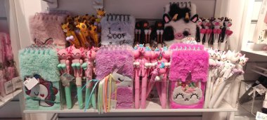 Benidorm, İspanya - 31 Mayıs 2025: AleHop shop. Kabarık not defterleri ve oynak kalemler, eğlenceli tasarımlar ve renklerin sergilenmesi, okul ve yaratıcılık için idealdir.