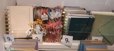 Benidorm, İspanya - 31 Mayıs 2025: AleHop shop. Canlı kırtasiye vitrinlerinde çeşitli defterler, kalemler ve aksesuarlar sergileniyor. Bir perakende mağazasında düzenli olarak düzenlenerek yaratıcılığa ve organizasyona davet ediliyor.