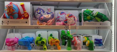 Benidorm, İspanya - 31 Mayıs 2025: AleHop shop. Parlak renkli oyuncak silahlar ve çocuk oyuncakçılarının raflarına dizilmiş garip karakter oyuncakları eğlenceli ve davetkar bir alışveriş ortamı yaratıyor.