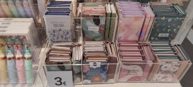 Benidorm, İspanya - 31 Mayıs 2025: AleHop shop. Canlı kırtasiye vitrinleri perakende ortamda bir dizi defter ve kalem sergiliyor, çekici tasarımları ve çekici renkleri vurguluyor