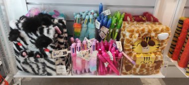 Benidorm, İspanya - 31 Mayıs 2025: AleHop shop. Canlı bir hayvan temalı kırtasiye malzemesi, lüks kalem kılıfları ve renkli kalemler bir perakende rafında düzenlenmiş, yaratıcılığa davet ve