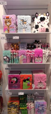 Benidorm, İspanya - 31 Mayıs 2025: AleHop shop. Canlı bir defter ve renkli kalemler sergileniyor raflarda, neşeli bir kırtasiyede eğlenceli tasarımlar ve dokular sergileniyor.