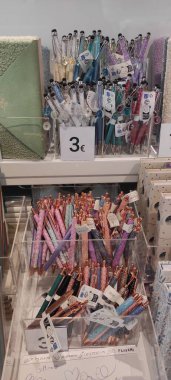 Benidorm, İspanya - 31 Mayıs 2025: AleHop shop. Çeşitli renkli kalemler ve kırtasiye malzemeleri, sanatsal ilham için eşsiz tasarımlar ve canlı renkler sergileyen bir mağazada düzenli olarak düzenlenir.