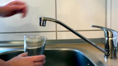 Bir bardak temiz su, bir bardak da içme suyu. Yüksek kalite 4k görüntü