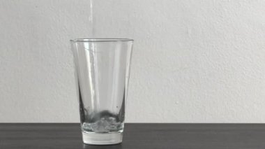 Bir bardağı yavaşça suyla doldurmak, içme suyu, mutfak ritüelleri - 4K görüntü
