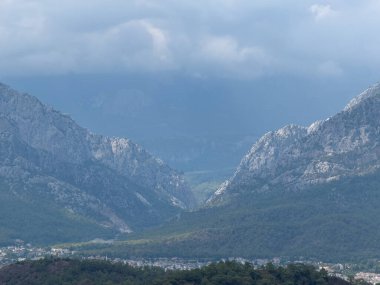 Bulutlu havada dağ manzarası. Dağlarda sis var. Karşılıklı iki dağ. Yüksek kalite fotoğraf