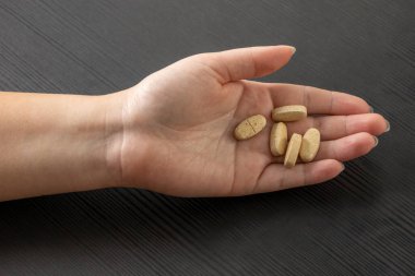 Beyaz arka planda elle izole edilmiş kadın tabletleri. Yüksek kalite fotoğraf