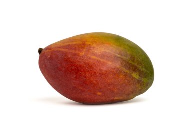 Beyaz arka planda izole edilmiş olgun gerçekçi mango. Kırmızı-yeşil mango. Yüksek kalite fotoğraf