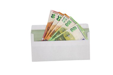 Üzerinde 10, 50, 100 Euro 'luk banknotlar olan beyaz bir zarf beyaz arka planda izole edilmiş. Üst Manzara. Yüksek kalite fotoğraf