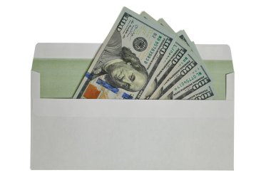 İzole edilmiş beyaz bir zarfta Amerikan doları. Gelir, ikramiye veya rüşvet kavramı. Gelir, maaş, ikramiye. Yüksek kalite fotoğraf