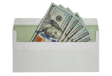 İzole edilmiş beyaz bir zarfta Amerikan doları. Gelir, ikramiye veya rüşvet kavramı. Gelir, maaş, ikramiye. Yüksek kalite fotoğraf
