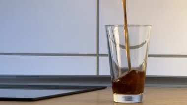 Kadehi kolayla doldurmak, içkiyi bardağa dökmek. Yüksek kalite 4k görüntü