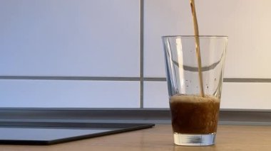 Kadehi yavaşça kolayla doldurmak, soğuk içeceği bardağa dökmek. - Evet. Yüksek kalite 4k görüntü