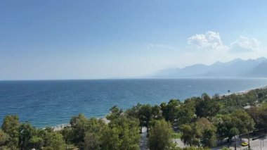 Deniz ve dağların güzel kıyı şeridi manzarası. Kumsalda güneşli bir gün. Yüksek kalite 4k görüntü