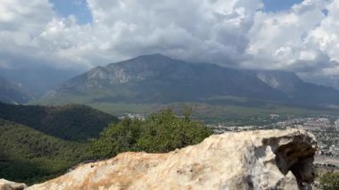 Deniz ve dağların havadan görünüşü. Deniz kenarındaki Kemer kasabası, Antalya vilayeti. Yüksek kalite 4k görüntü